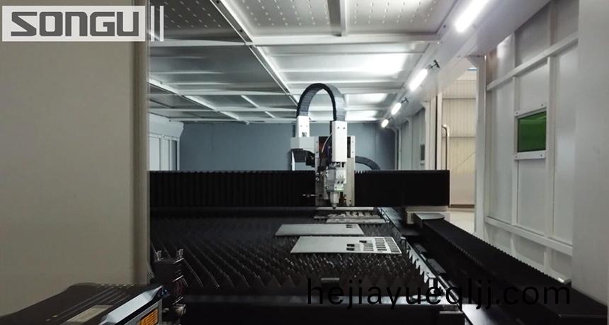 光(guang)纖切割設備(bei)運行