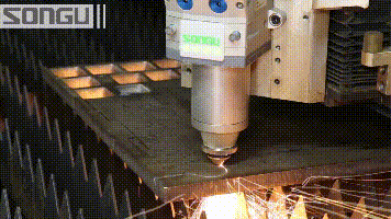 大(da)功率(lv)光(guang)纖(xian)激光切割(ge)機(ji)切割(ge)碳鋼工(gong)件