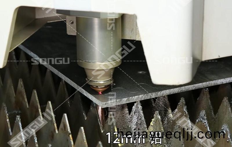 大(da)功(gong)率光纖激(ji)光(guang)切割機(ji)切(qie)割鋁(lv)闆工(gong)件(jian)