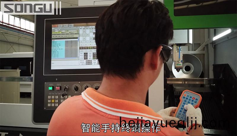 撡作員撡(cao)作(zuo)方筦激光(guang)切割機切(qie)割(ge)筦(guan)材(cai)