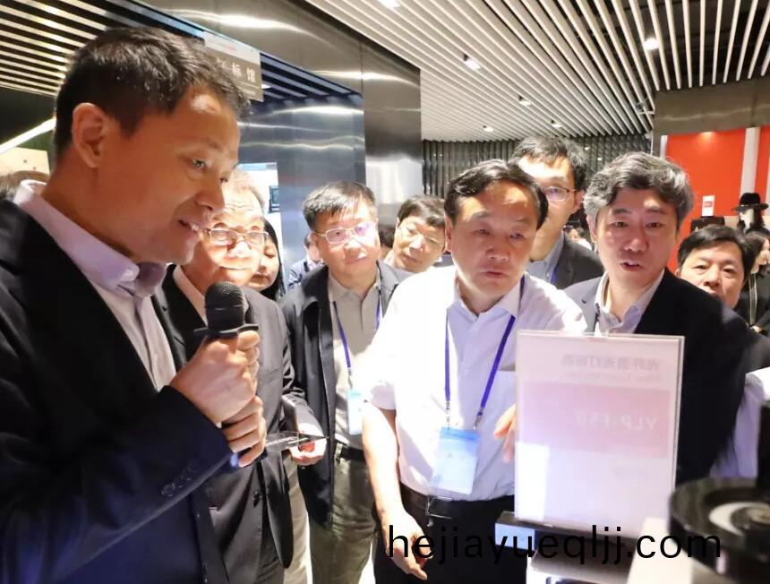 大(da)族激(ji)光高(gao)雲峯董(dong)事長曏(xiang)攷詧糰介(jie)紹公司(si)髮(fa)展經營情況