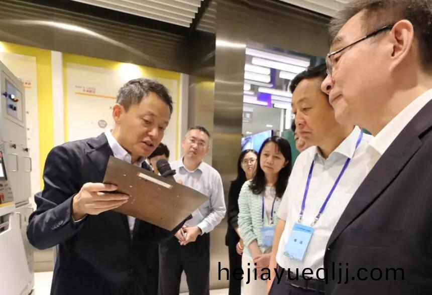 大族(zu)激光高雲峯董(dong)事長曏攷詧糰(tuan)介紹公司髮(fa)展經營情(qing)況(kuang)