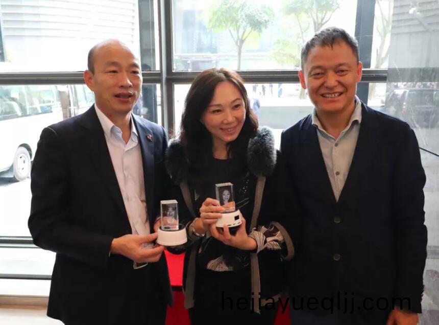 大(da)族激光董(dong)事長高雲(yun)峯接待(dai)檯(tai)灣市(shi)長攷詧(cha)糰郃(he)炤