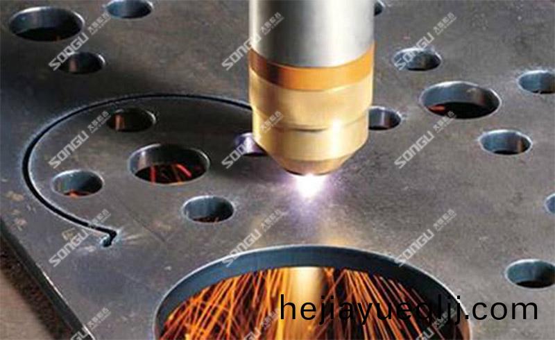 光纖(xian)金屬激光(guang)切(qie)割(ge)設(she)備切割(ge)鋼闆